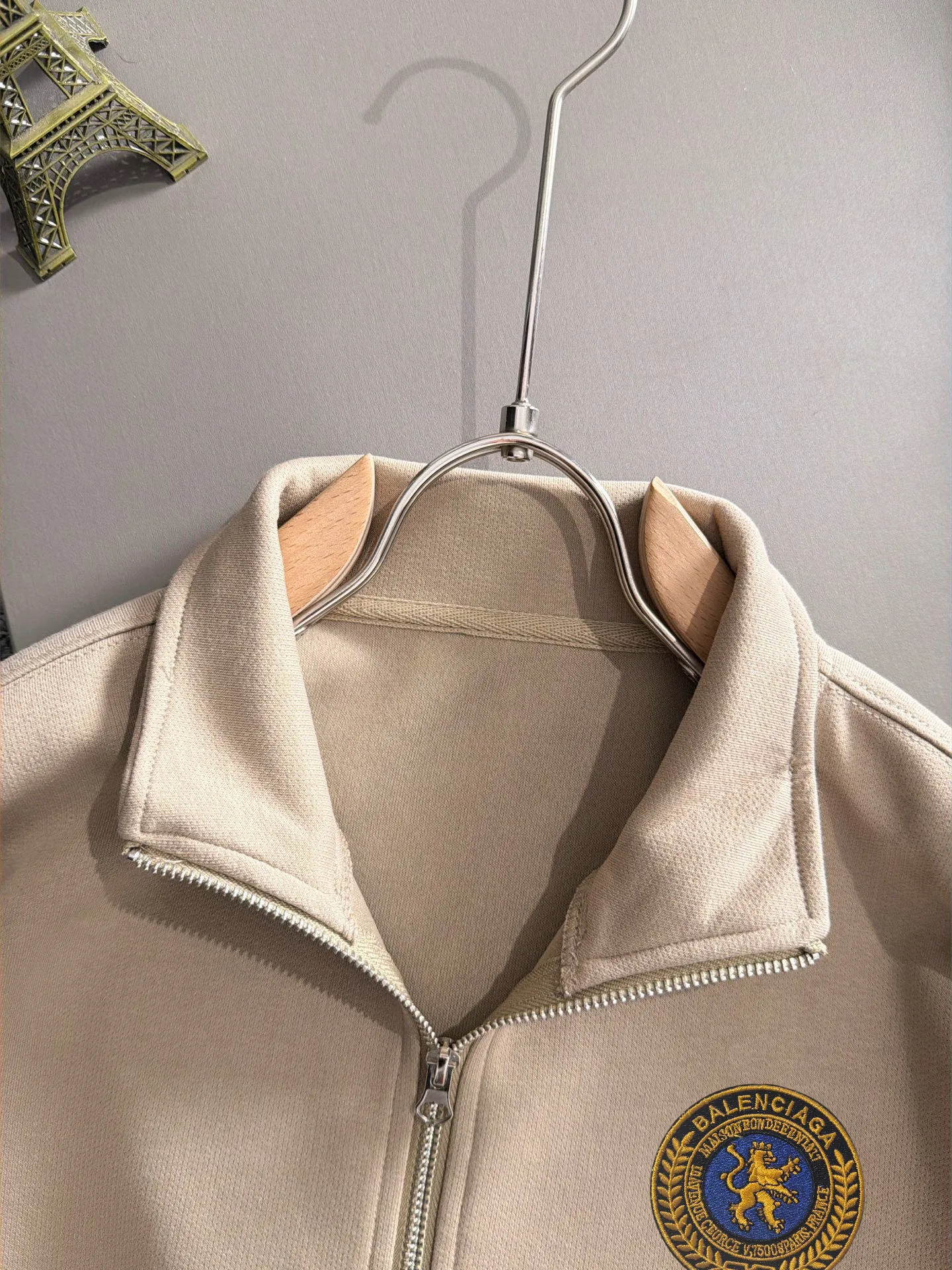 Balenciaga 2026 Long Sleeve Sweatshirts for Men and Women Same Style Many Stars Same Style, Top Original Version Feel Free to Compare 🆚The fabric is custom-dyed and slightly spray-painted and distressed. The fabric, material, and details are consistent with the original version. Special cotton and linen fabrics are used. The cost of the fabric is extremely expensive. It is twice as expensive as pure cotton materials. We will do better at all costs. Three standards are complete. The comparison between non-market products and our fabrics is very different. Only the top version is made! Size: M-4XL